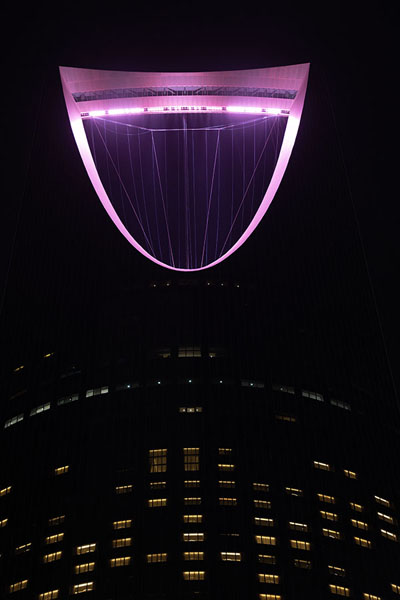 The top of the Kingdom Centre, with the Sky Bridge at the top | Sky Bridge | Arabie Saoudite