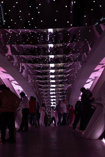 Interior view of the Sky Bridge with people looking at Riyadh | Sky Bridge | Arabie Saoudite
