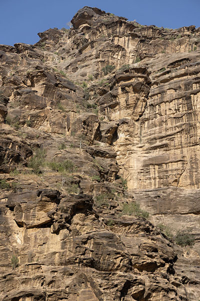 Foto van Looking up the rock face of Wadi LajabWadi Lajab - Saoedi Arabië