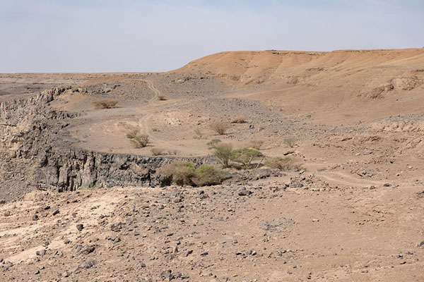 The dry landscape of the rim of Wahbah crater | Cráter de Wahbah | Arabia Saudita