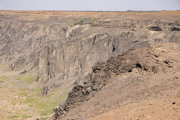 Picture of Wahbah Crater (Saudi Arabia): Rim of Wahbah crater with its drop-off