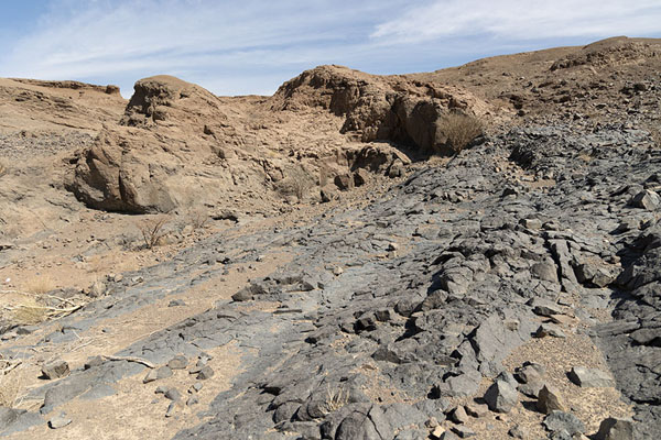 Foto van Solidified lava at the rim of Wahbah craterWahbah - Saoedi Arabië