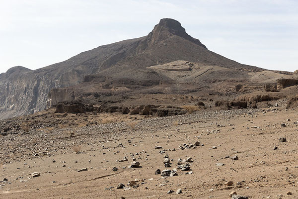 Looking up the highest point of the rim of Wahbah crater | Cratere di Wahbah | Arabia Saudita