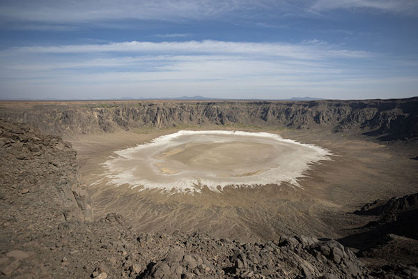 Foto van Looking out over Wahbah crater with the whitish floorWahbah - Saoedi Arabië