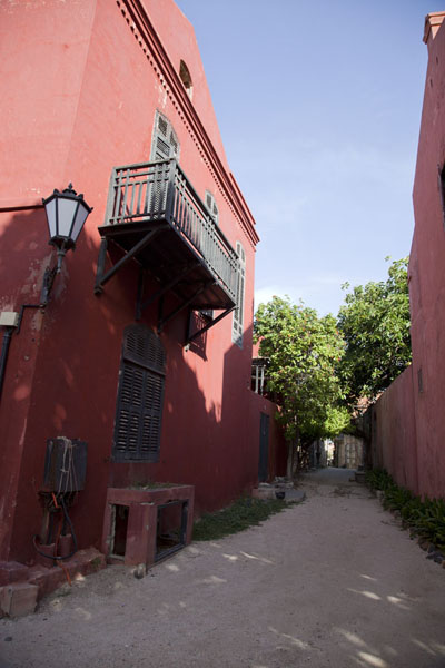 Foto van Sandy street with painted houses typical of the village of GoréeGorée - Senegal