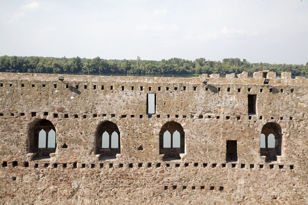 Double-arched windows in the northern wall of the inner city, with the Danube in the background | Forteresse Smederevo | Serbie