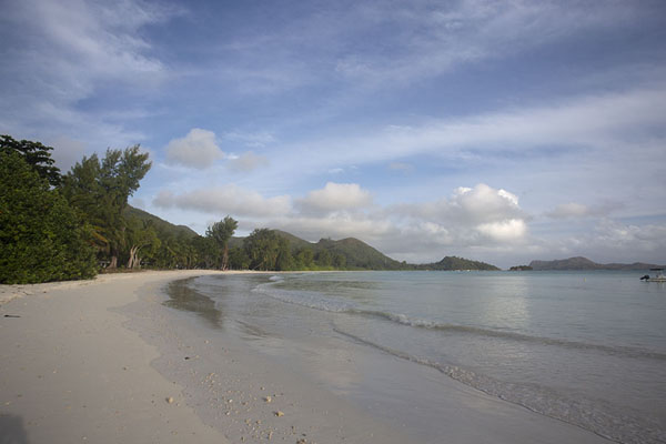 Foto de The beach of Anse Volbert on Praslin in the early morningPlayas de los Seychelles - Seychelles