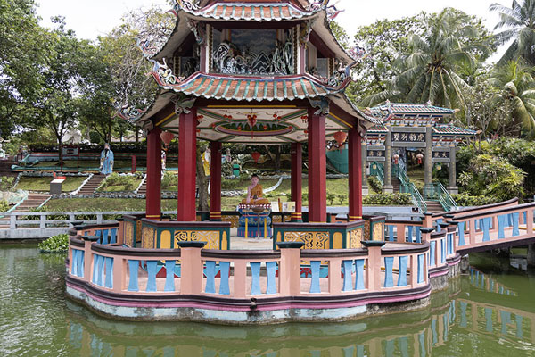 Foto di Pagoda pond Buddha in Haw Par GardensHar Par Villa - Singapore