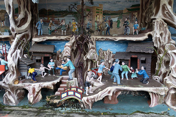 Photo de Dioramas depicting virtues and vices in Haw Par Gardens - Singapour - Asie