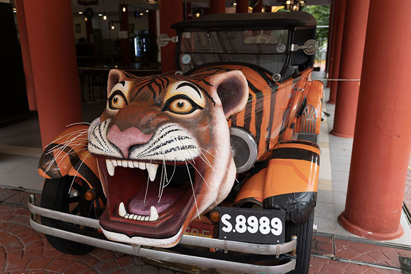 Foto di Tiger head mounted on a car used for marketing Tiger BalmHar Par Villa - Singapore