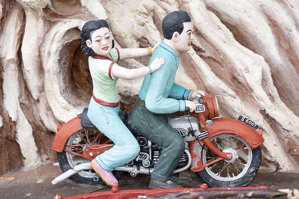 Foto di Detail of a larger diorama: couple on a motorbike - Singapore - Asia