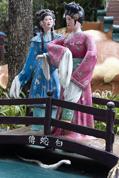 Foto van Two ladies in traditional clothes on a bridge in Haw Par GardensHar Par Villa - Singapore