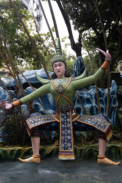Sculpture in traditional dress in the Haw Par Gardens | Har Par Villa | Singapour