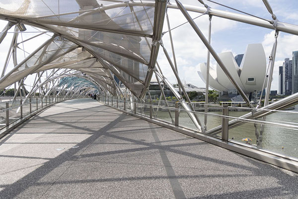 Foto di Helix Bridge with ArtScience Museum on the rightMarina Bay - Singapore