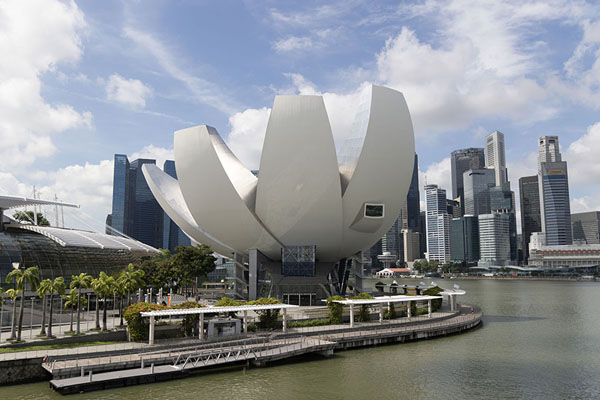 Foto di The lotus flower building housing the ArtScience Museum on Marina BayMarina Bay - Singapore