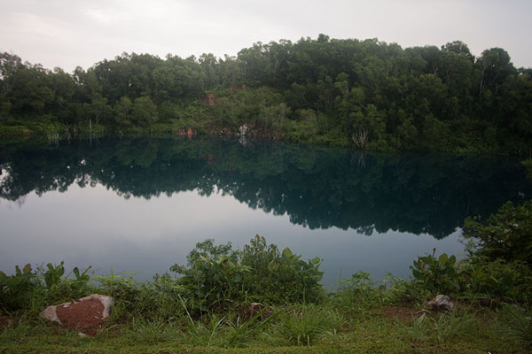 Photo de One of the quarry lakes on Pulau UbinPulau Ubin - Singapour