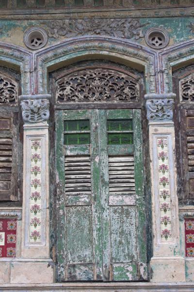 Close-up of worn door frame in an old Peranakan house | Maisons Peranakan | Singapour