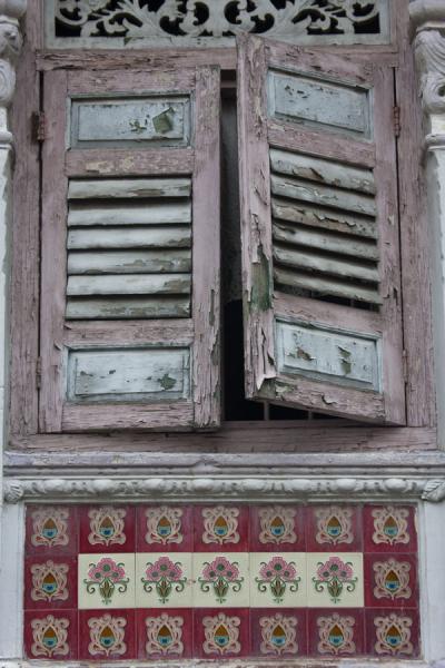Worn window shutter with ceramic decoration in a Peranakan house | Maisons Peranakan | Singapour