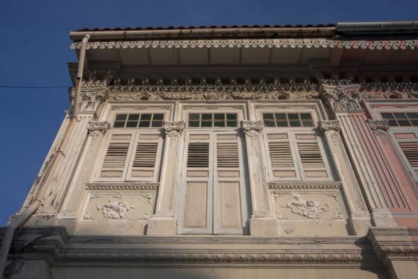 Looking up a white Peranakan house on Koon Seng Road | Maisons Peranakan | Singapour