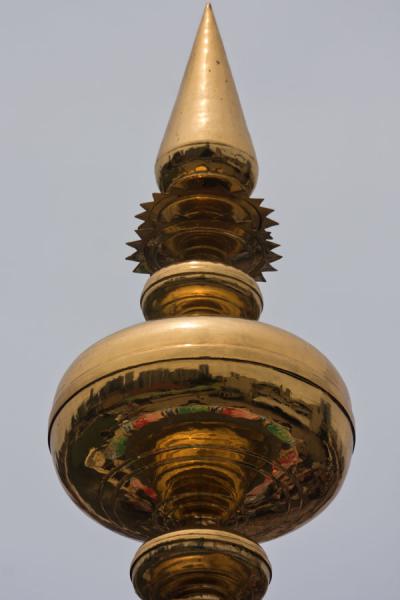 Foto van Skyline of Singapore reflected in golden spire of the flagpole of Sri Mariamman temple - Singapore - Azië