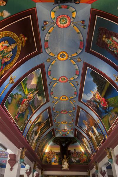 Foto van Scenes depicted on the colourful ceiling of Sri Mariamman temple - Singapore - Azië