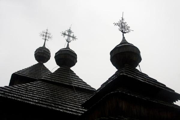 Row of three wooden domes of the Greek Orthodox church of Jedlinka | Chiesa della protezione della Santa Mama | Slovacchia