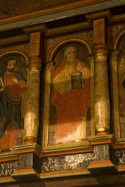 Foto di Close-up of a hand-painted panel in the wooden church of JedlinkaChiesa della protezione della Santa Mama - Slovacchia