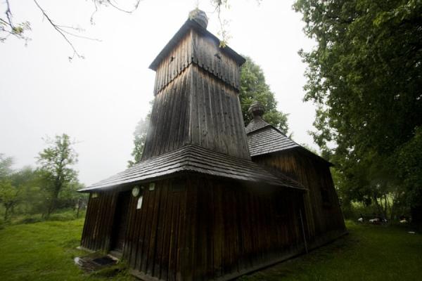 Foto van The wooden church of Jedlinka seen from a cornerBescherming van de Moeder Gods kerk - Slowakije