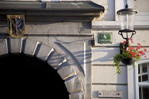 Photo de Old town of Ljubljana: detail of a building with lantern and flowers - Slovénie - Europe