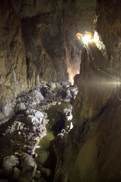 Foto van The Reka river running through the underground canyon of the Škocjan cavesŠkojcan - Slovenië