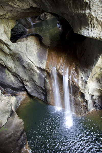 Photo de Waterfalls of the Reka river in the collapsed doline, before the river enters the underground canyon of the Škocjan caves - Slovénie - Europe
