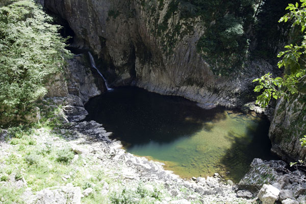 Foto van Waterfall and pond of the Reka river just before it disappears into the underground canyonŠkojcan - Slovenië