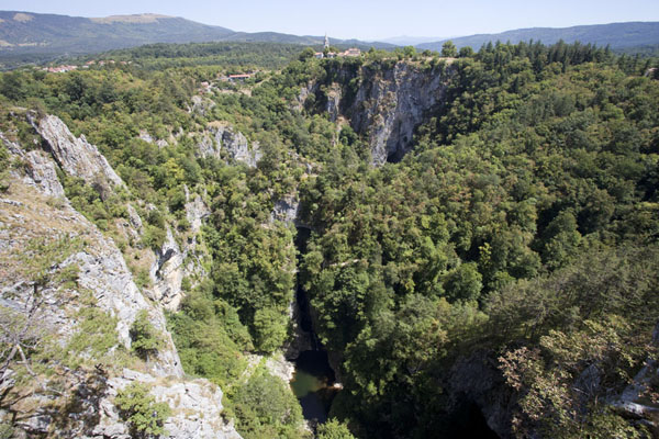 Foto van View of the collapsed doline at Škocjan; from here, the Reka river continues undergroundŠkojcan - Slovenië