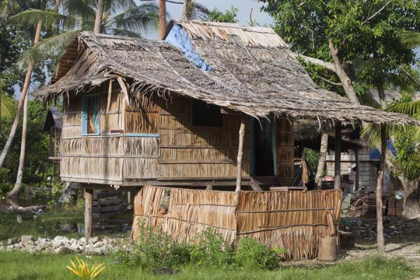 Foto de One of the houses on stilts of the traditional village of Lilisiana - Islas Salomón - Oceania