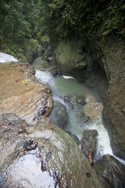 Looking into the narrow chasm through which the Mataniko river flows after running through a cave | Cascadas de Mataniko | Islas Salomón