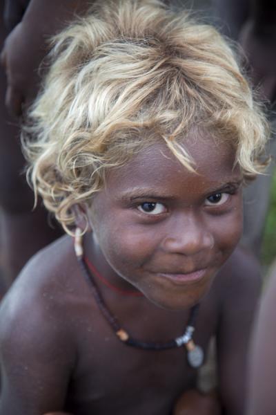 Foto van Boy with blonde hair in LilisianaSolomon Eilanden mensen - Salomonseilanden