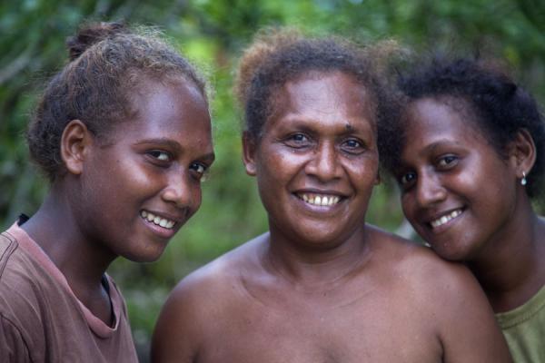 Foto van Light-coloured mother and daughters from Isabel island - Salomonseilanden - Oceanië