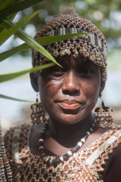 Woman in Langa Langa lagoon dressed up like a bride with shell-money | Solomon Eilanden mensen | Salomonseilanden