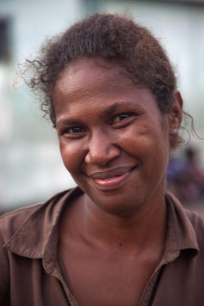 Foto van Friendly woman at the market of HoniaraSolomon Eilanden mensen - Salomonseilanden