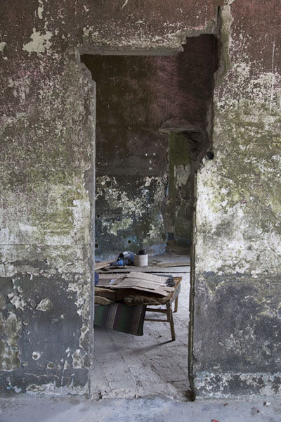 Foto di There are no doors anymore: opening in a wall inside the lighthouse - Somalia - Africa