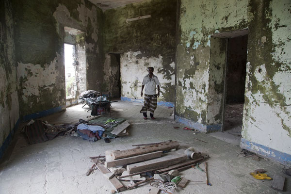 Photo de Caretaker in one of the rooms inside the lighthouseMogadiscio - Somalie