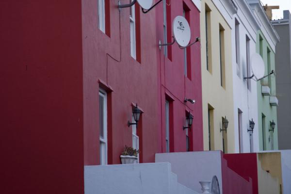Light yellow, green, white and purple houses in Bo-Kaap | Bo-Kaap | Africa del Sud
