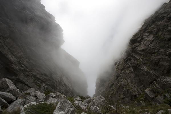 Foto de Looking up cloudy Platteklip Gorge - Africa del Sur - Africa