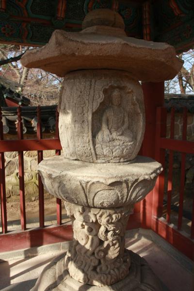 Buddha carved out of stone in this sarira pagoda, looking like a stone lantern | Bulguksa | Zuid Korea