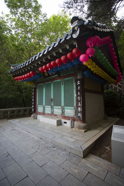 Foto van Small building at the Yeonjuam temple complexSeoul - Zuid Korea