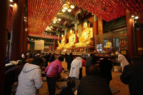 Photo de Bowing for the golden Buddha images inside Jogyesa temple - Corée du Sud - Asie