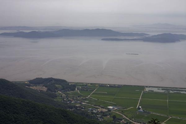 Foto di View towards Yeongjongdo with the international airportIsola Gangwa - Corea del Sud