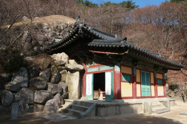 Foto de Outside view of Seokguram Grotto hiding the enormous Buddha image - Corea del Sur - Asia