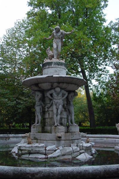 Picture of Aranjuez (Spain): Aranjuez: Statue in Jardín del Principe
