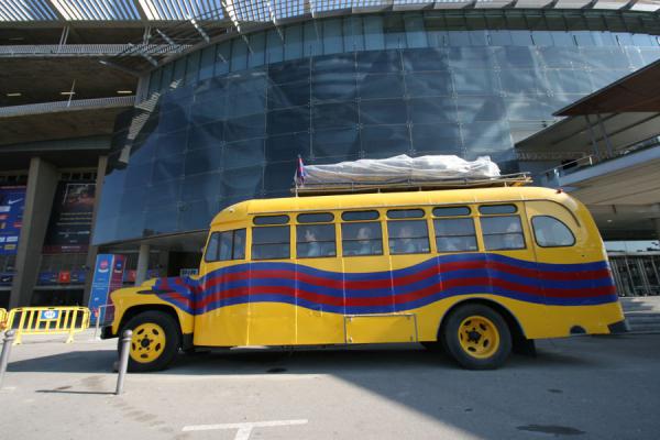 Foto van Memory bus with puppets representing famous players of FC BarcelonaCamp Nou stadion - Spanje